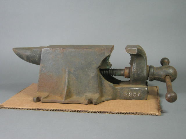 Vintage Antique Blacksmith Metal Leather Working Bench Anvil Vise 380A 25 Pounds