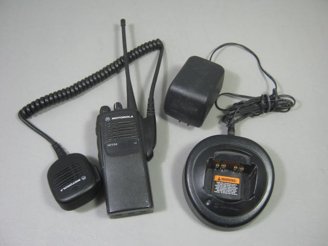 Motorola HT750 Portable 16CH 403-470 MHz UHF Portable Radio +Mic Antenna Charger
