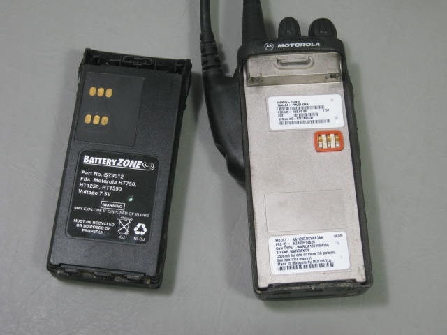 Motorola HT750 Portable 16CH 403-470 MHz UHF Portable Radio +Mic Antenna Charger 3