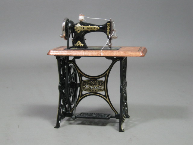 Vtg Dollhouse Miniature Bodo Hennig Treadle Sewing Machine + Box Made In Germany 3