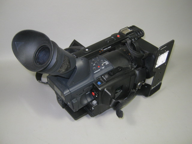 Panasonic AG HVX200P DVCPRO HD P2 Camera Leica Dicomar Zoom Lens DE A20 Remote + 7