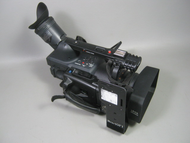 Panasonic AG HVX200P DVCPRO HD P2 Camera Leica Dicomar Zoom Lens DE A20 Remote + 8