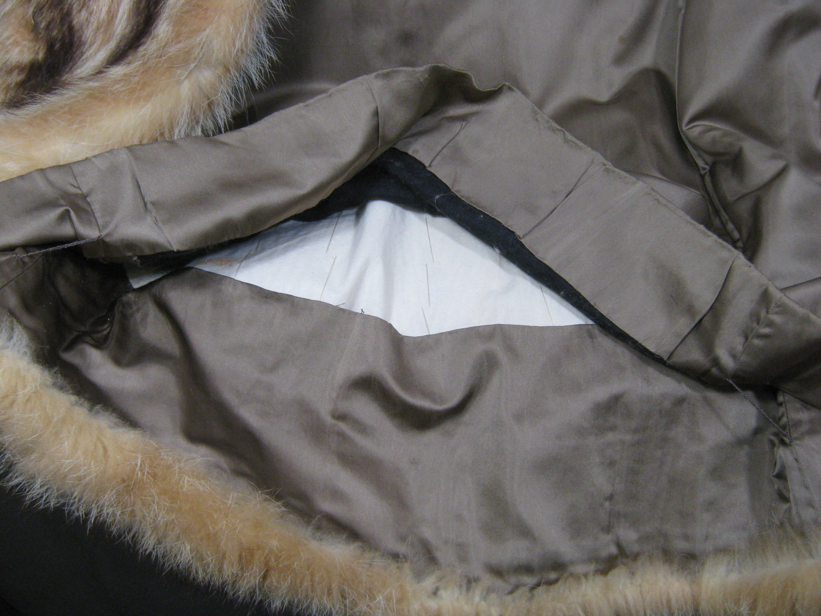 Womens Ladies Vtg JK Walkden Raccoon Fur Long Winter Coat Approx. Size 6 NO RES! 9