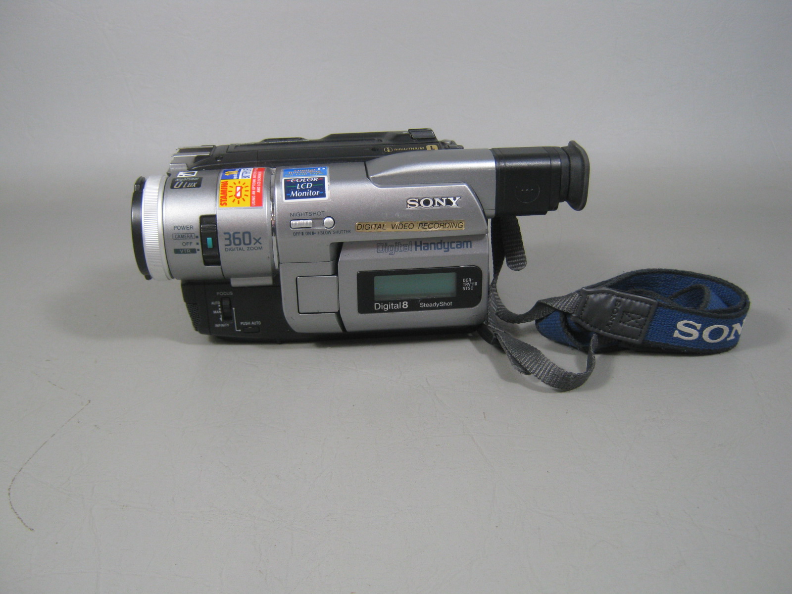 Sony Digital 8 Handycam DCR-TRV110 NTSC Video Camera Camcorder Nightshot Hi8 NR