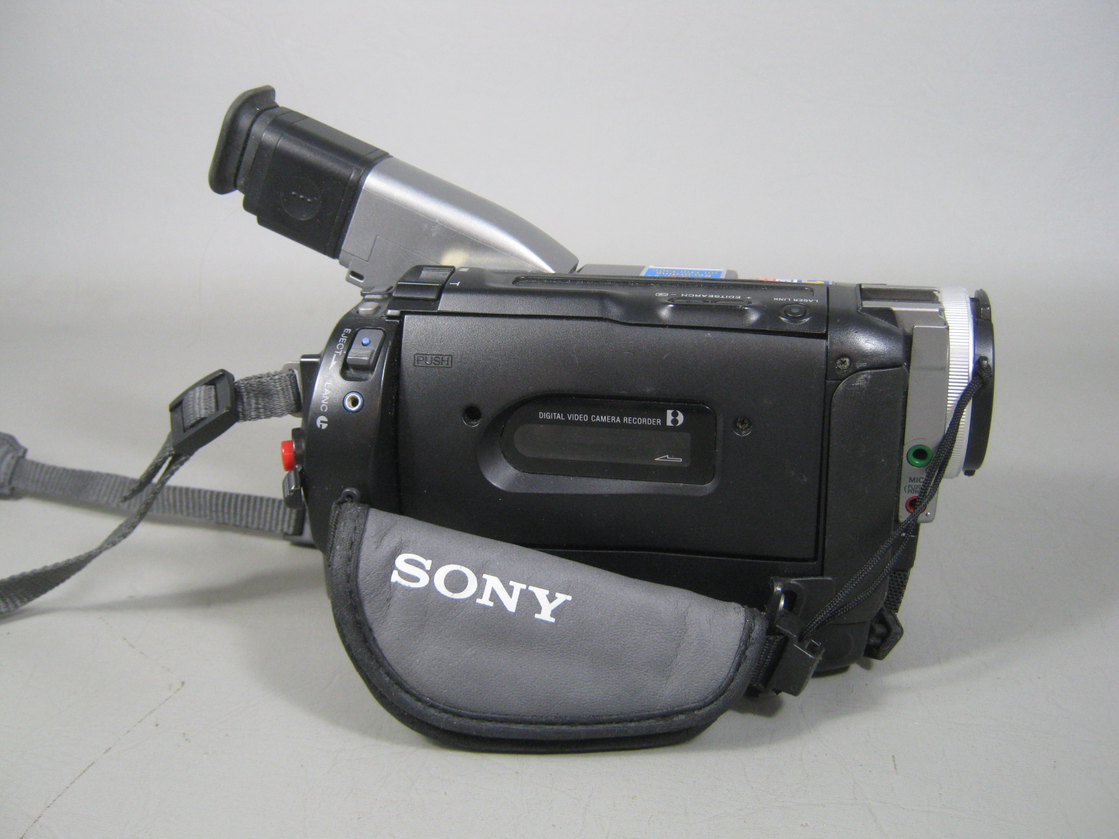 Sony Digital 8 Handycam DCR-TRV110 NTSC Video Camera Camcorder Nightshot Hi8 NR 1