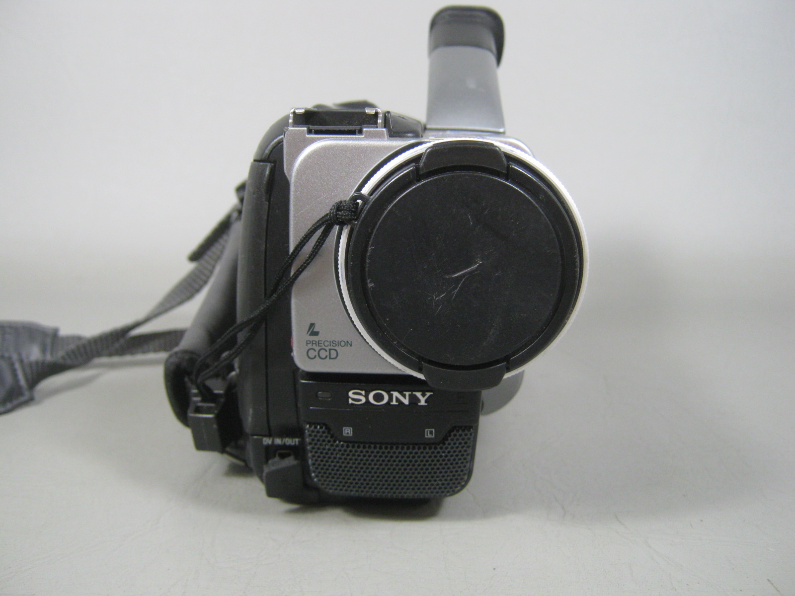 Sony Digital 8 Handycam DCR-TRV110 NTSC Video Camera Camcorder Nightshot Hi8 NR 2