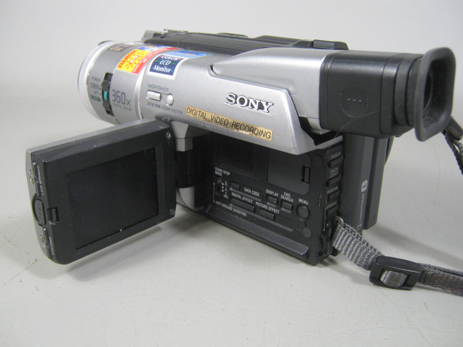 Sony Digital 8 Handycam DCR-TRV110 NTSC Video Camera Camcorder Nightshot Hi8 NR 3