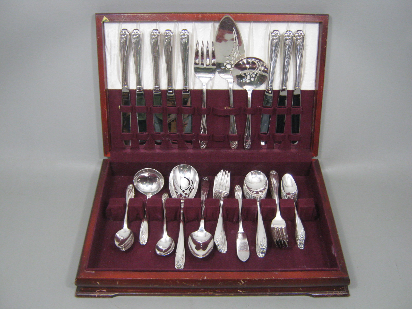 57 Pc 1847 Rogers Bros IS Daffodil Pattern Flatware Service For 8 + Wooden Chest