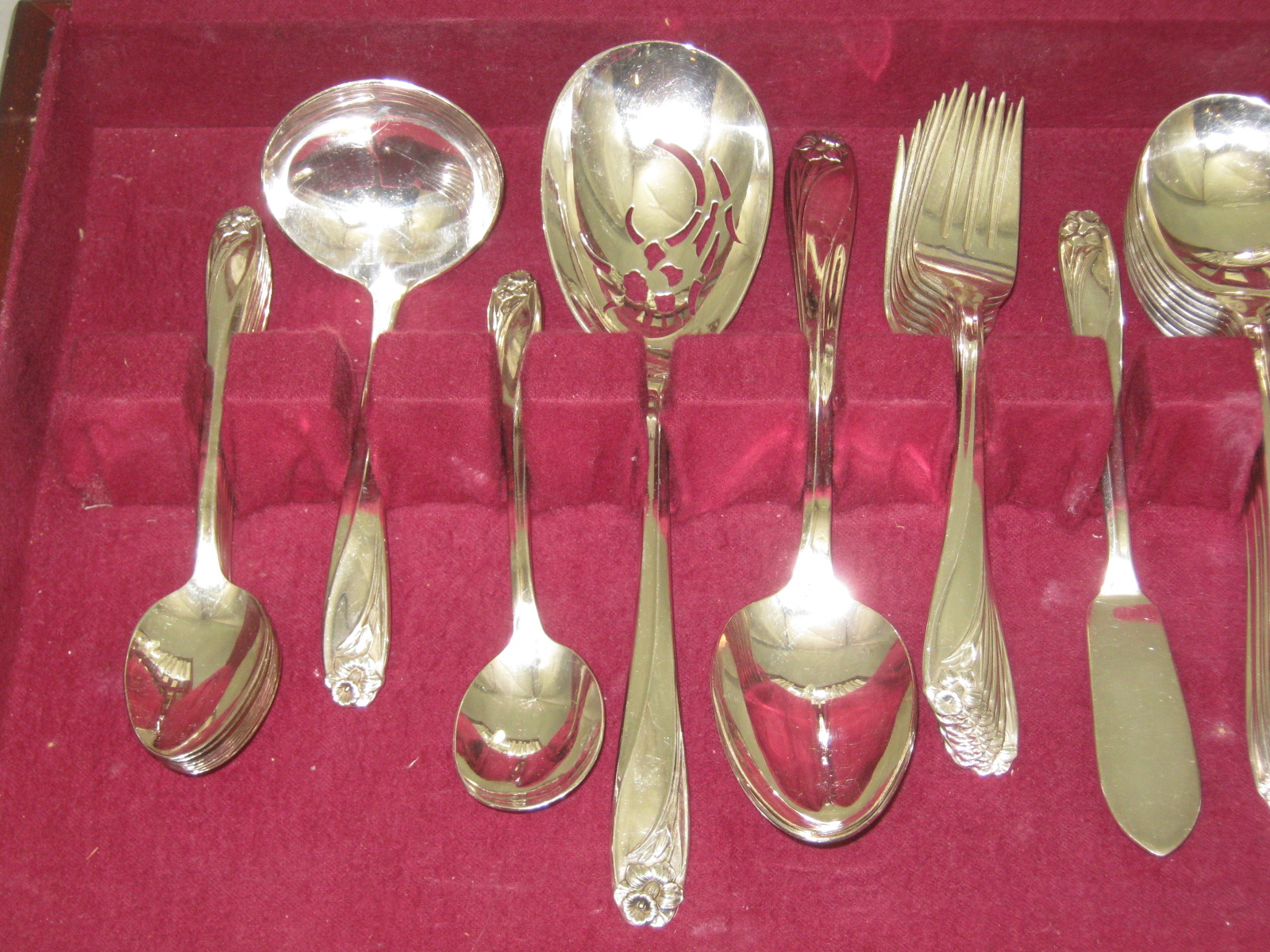 57 Pc 1847 Rogers Bros IS Daffodil Pattern Flatware Service For 8 + Wooden Chest 1