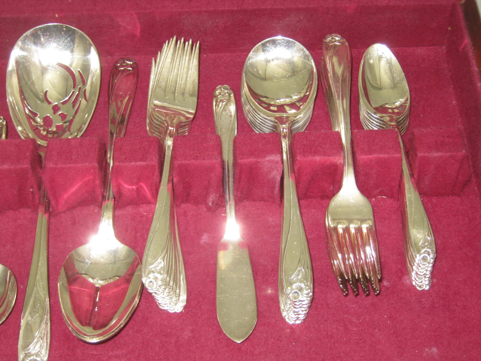 57 Pc 1847 Rogers Bros IS Daffodil Pattern Flatware Service For 8 + Wooden Chest 2