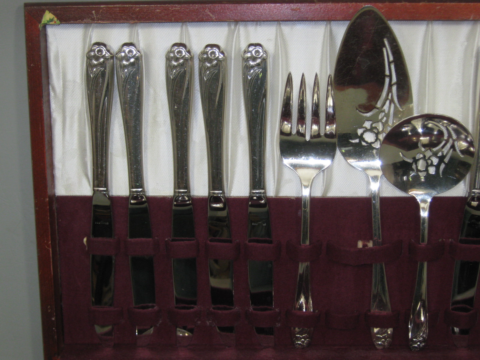 57 Pc 1847 Rogers Bros IS Daffodil Pattern Flatware Service For 8 + Wooden Chest 3