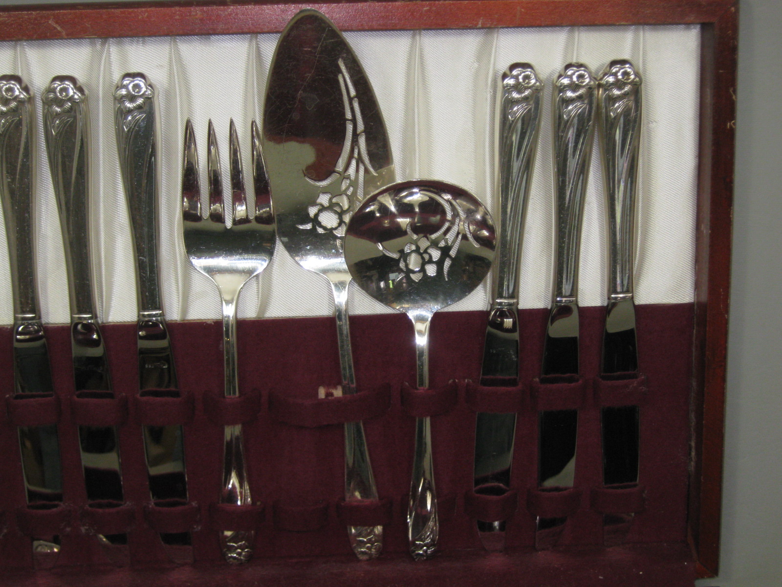 57 Pc 1847 Rogers Bros IS Daffodil Pattern Flatware Service For 8 + Wooden Chest 4
