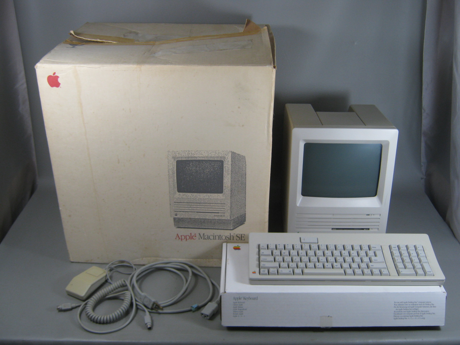 Vtg Apple Macintosh SE Desktop Computer 1MB Ram 800k Drive Mouse Keyboard In Box