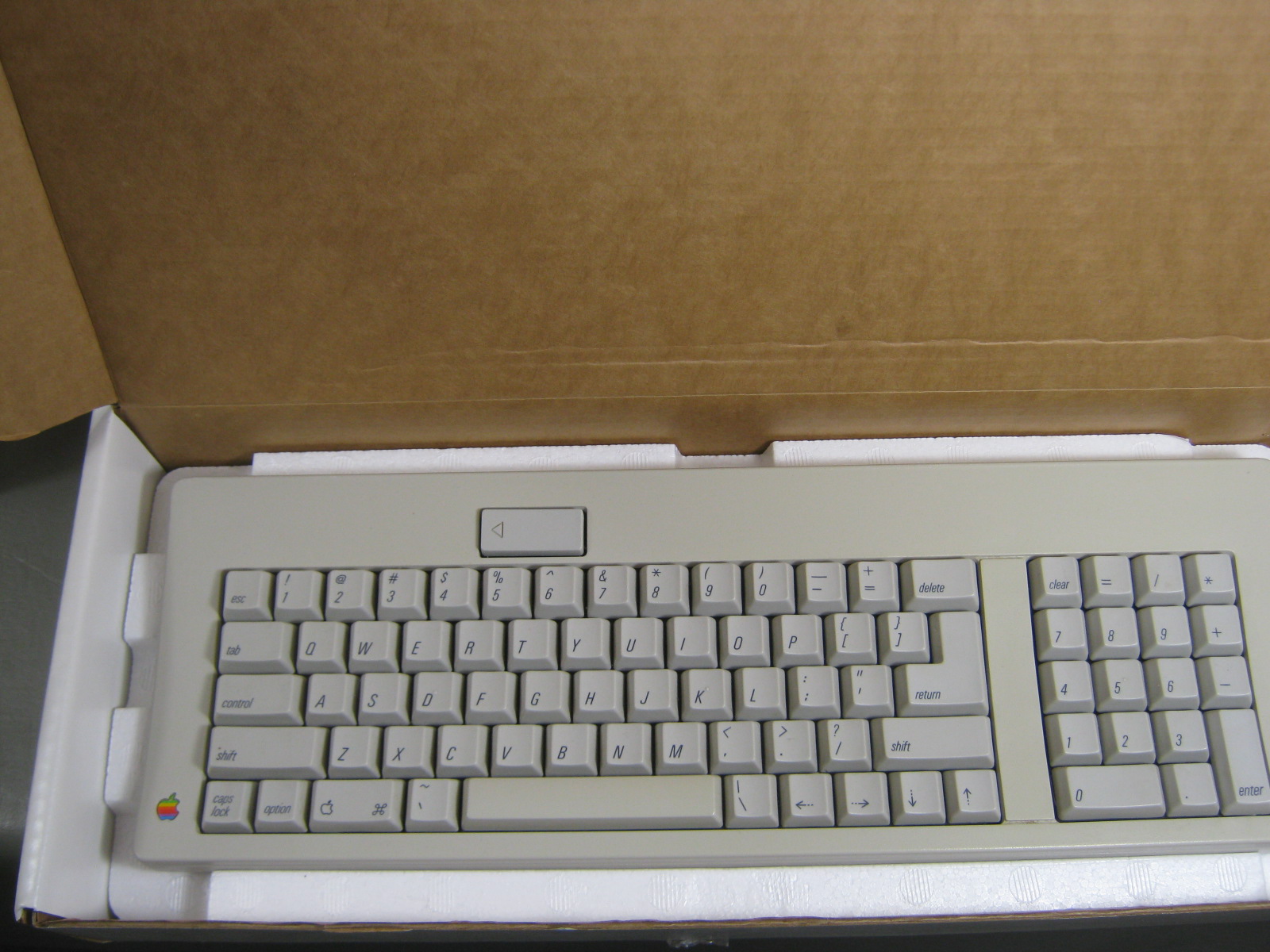 Vtg Apple Macintosh SE Desktop Computer 1MB Ram 800k Drive Mouse Keyboard In Box 11