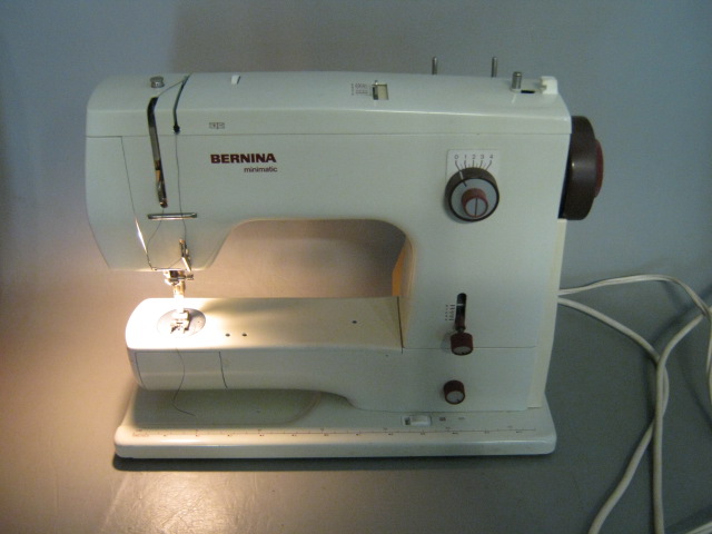 Bernina 807 Minimatic Sewing Machine W/ Type 213 Foot Pedal Power Cord Red Case+ 2