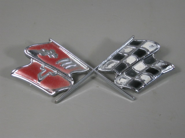 Vtg 1973 Corvette Stingray Cross Flags Nose 4-Post Fender Front Emblem Letters 1