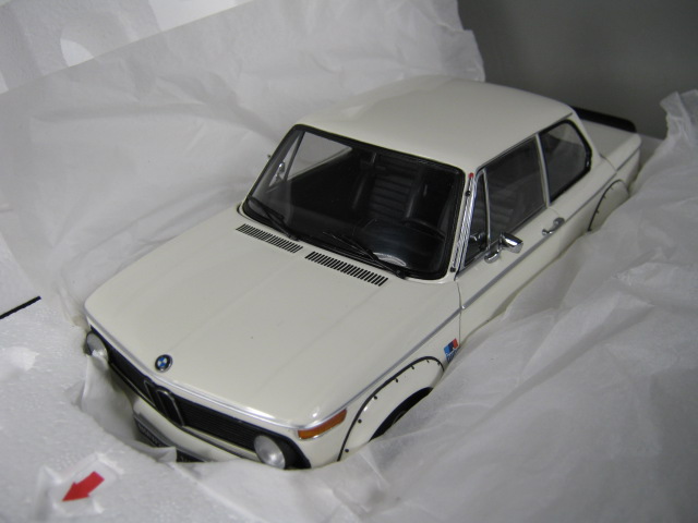 Kyosho BMW 2002 Turbo White 1/18 Scale Diecast Model Car MIB 08542W No Reserve 1