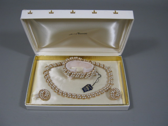 Vtg Trifari Gold Tone Cultured Pearl Costume Bracelet Necklace Earring Set + Box