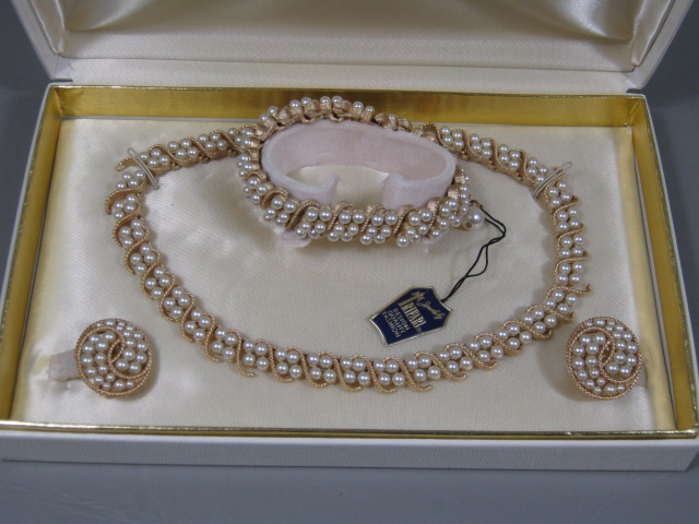 Vtg Trifari Gold Tone Cultured Pearl Costume Bracelet Necklace Earring Set + Box 1