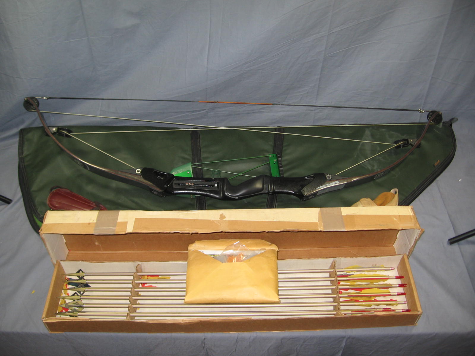 Bear Alaskan Compound Hunting Bow W/ Case & Arrows 29" Inch Draw 50Lbs NR