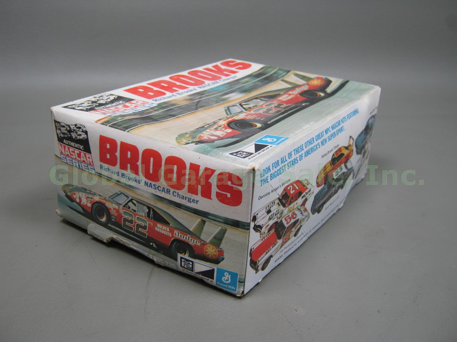 Vtg MPC Richard Brooks NASCAR Dodge Charger Daytona 22 1/25 Model Kit 1-1705-225 1