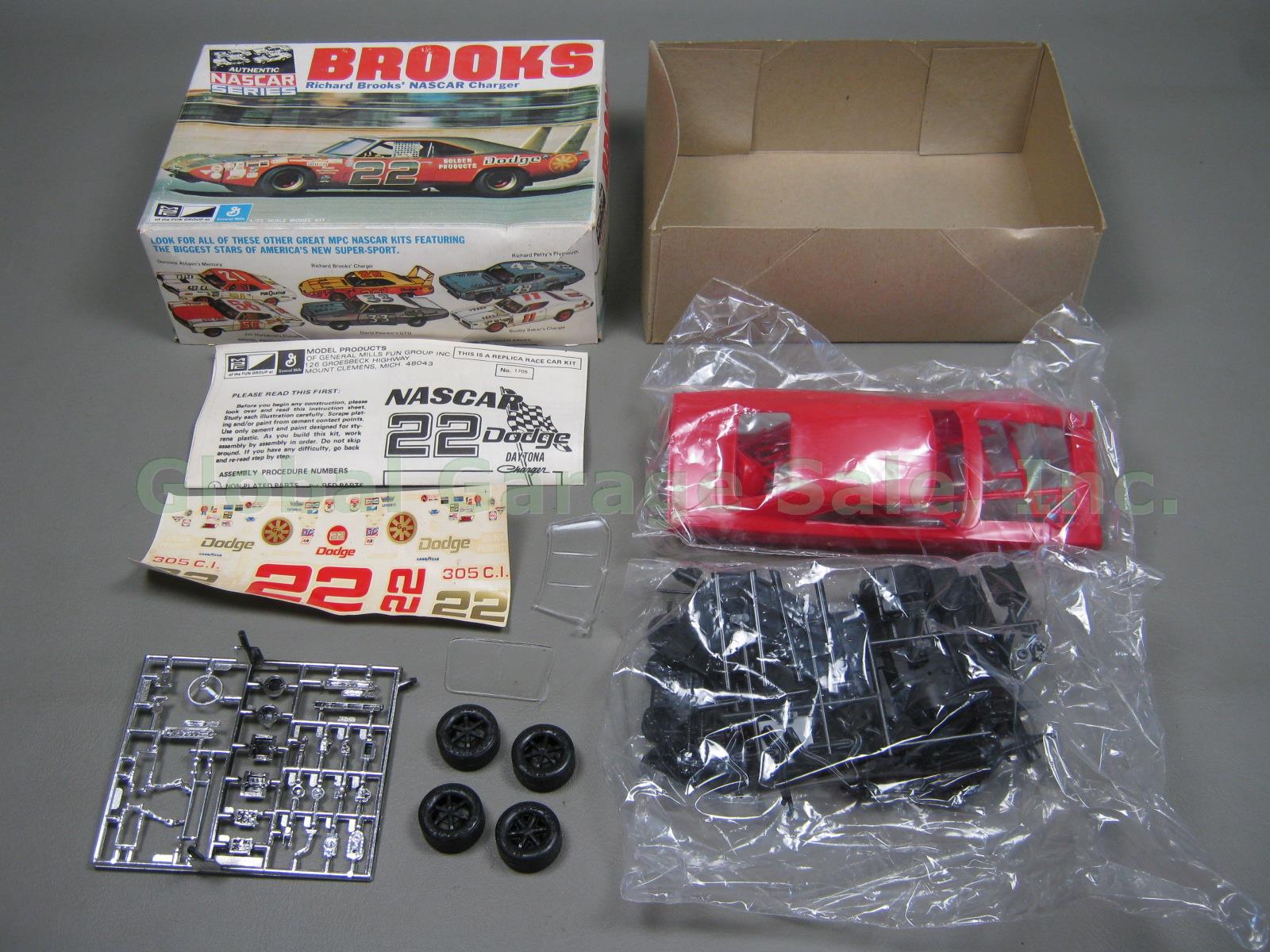 Vtg MPC Richard Brooks NASCAR Dodge Charger Daytona 22 1/25 Model Kit 1-1705-225 3