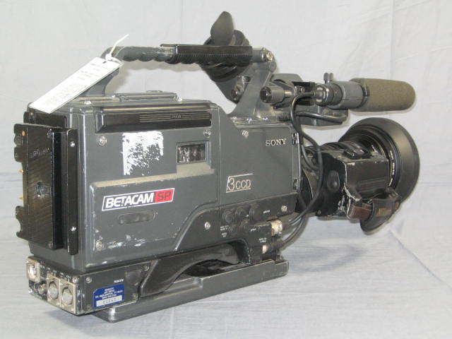 Sony BVW-400 Betacam SP 3-CCD Video Camera Nikon S19x8 4