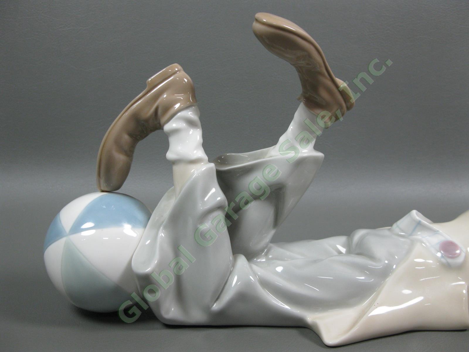 Retired LLadro 4618 Payaso Acostado Reclining Clown & Ball Porcelain Figurine NR 2