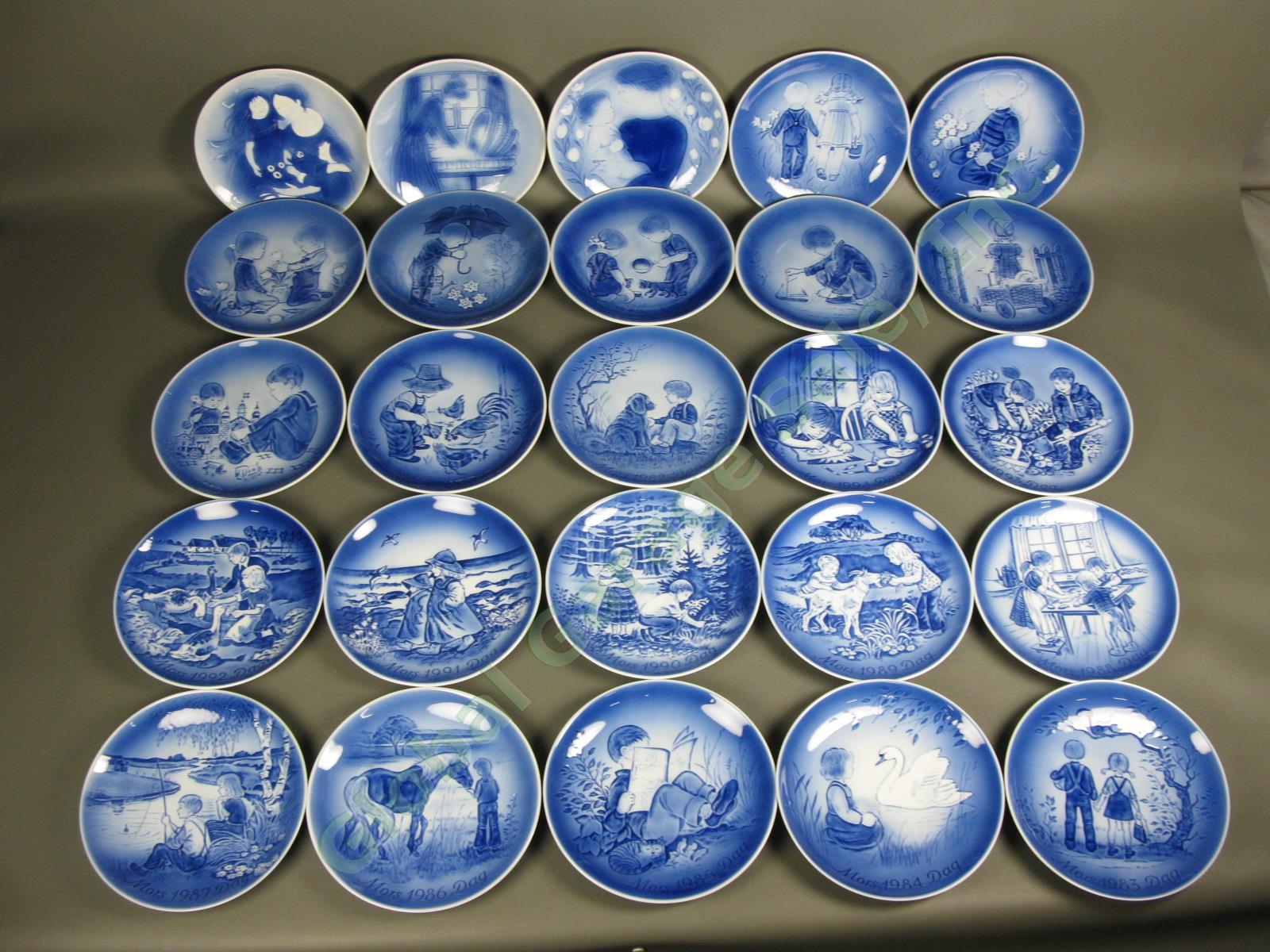 25 1970-1994 Desiree Denmark Old Copenhagen Blue Porcelain Mothers Day Plate Set