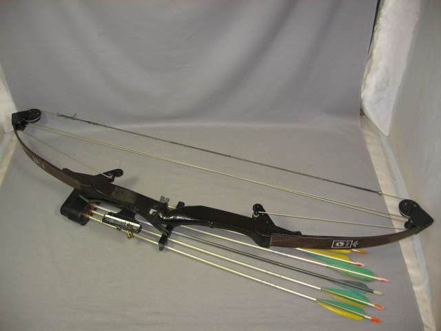 Bear Whitetail Hunter RH Compound Hunting Bow + Arrows 1