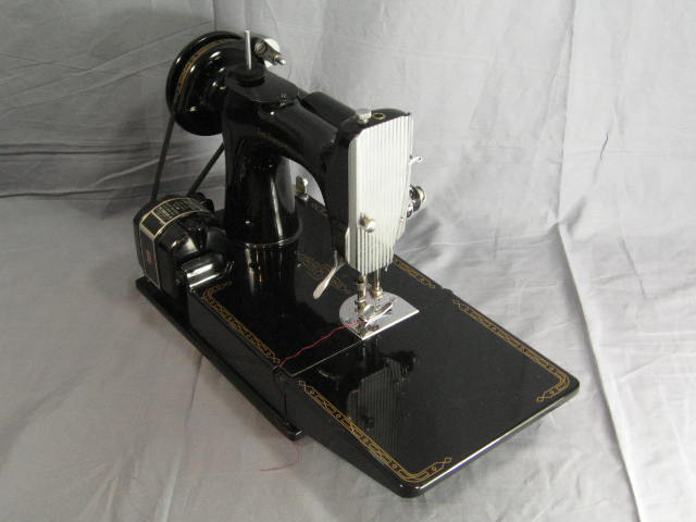 Singer 221 Featherweight Sewing Machine W/ Attachments 5