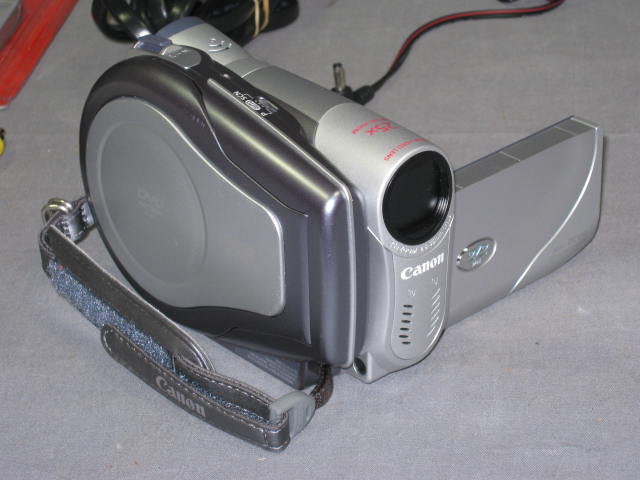 Canon DC100 NTSC DVD Camcorder 25X Optical Zoom + Case 2