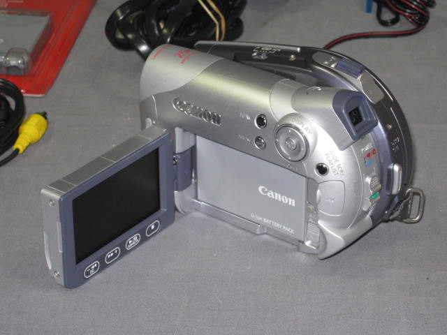 Canon DC100 NTSC DVD Camcorder 25X Optical Zoom + Case 3