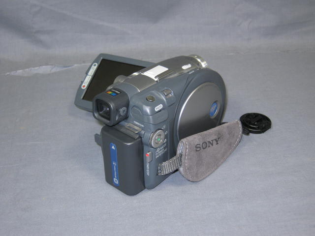 Sony DCR-DVD301 DVD Handycam Camcorder Video Recorder + 4