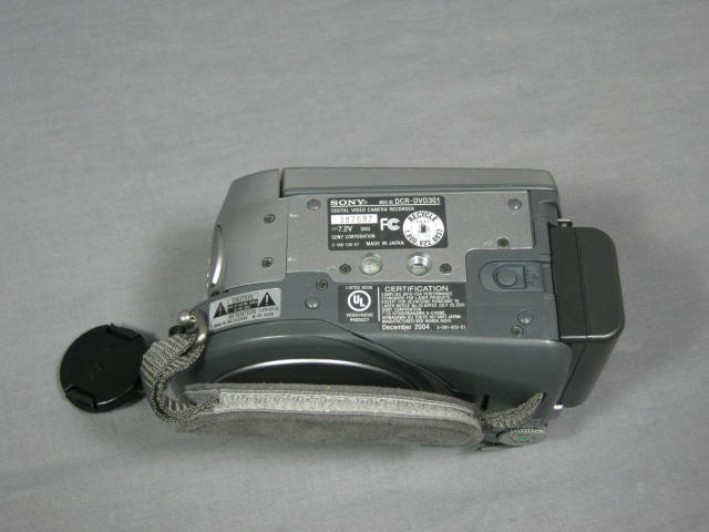 Sony DCR-DVD301 DVD Handycam Camcorder Video Recorder + 6