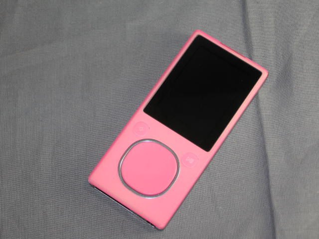 4GB Microsoft Zune Pink MP3 Music Audio Video Player NR 3