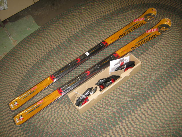 New 2011 Rossignol Avenger 82 Carbon Snow Skis 162cm Axium AXM 120 L Bindings NR