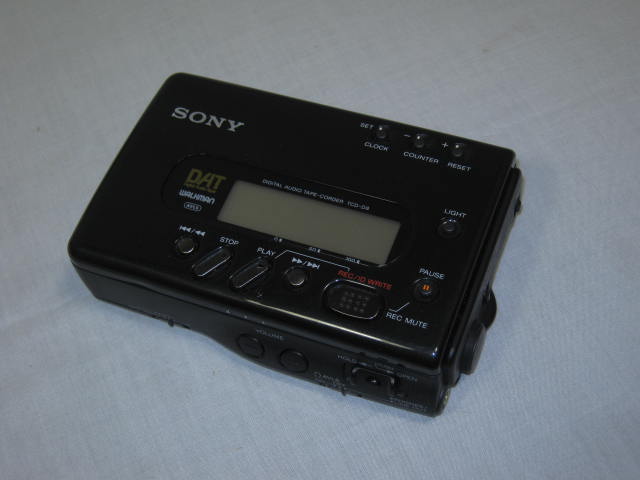 Sony TCD-D8 Walkman Portable DAT Digital Audio Tape Recorder Player ECM 717 Mic+ 1