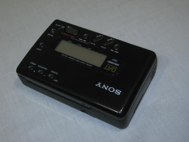 Sony TCD-D8 Walkman Portable DAT Digital Audio Tape Recorder Player ECM 717 Mic+ 4