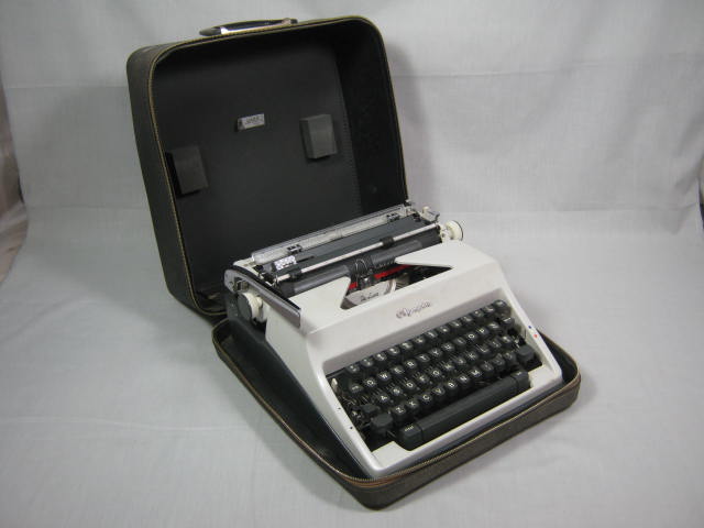 Vtg 1960s Olympia DeLuxe SM9 Portable Manual Typewriter W/ Case NO RESERVE PRICE