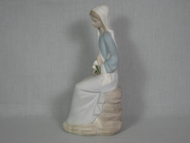Vtg Lladro Sitting Girl With Lillies Porcelain Figurine #4972 No Reserve Price! 3