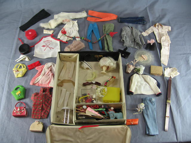 7 Vintage Barbie Skipper Midge Dolls Clothes +Cases Lot 23